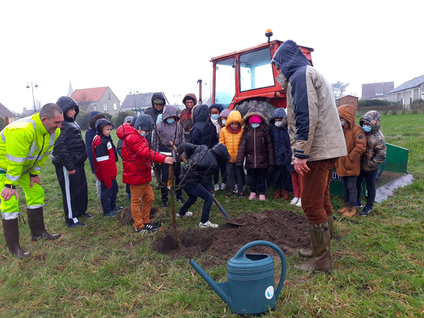 Une initiative pédagogique « verte » avec un jardin fruitier entretenu à Geffosses par les enfants